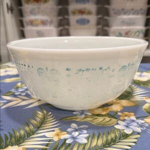 Pyrex Amish butterprint 403 bowl